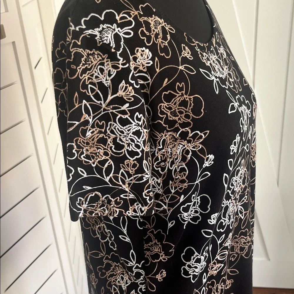 Chico's Black Short-Sleeve Floral Outline Tee Top Sz 1 - Picture 3 of 12